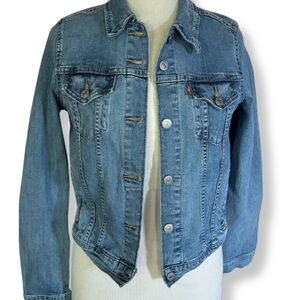 Levi’s Light Wash Denim Jacket | Cropped Fit | Size M